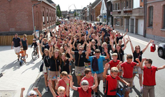Chiro Herenthout paradeert door de straat