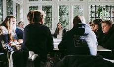 groep aan tafel