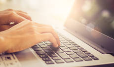 Iemand speelt op de computer