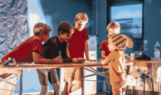 Kinderen spelen spel aan tafel