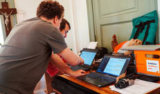2 leiders aan een computer