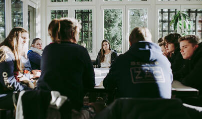 groep aan tafel