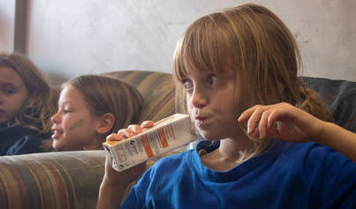 Ribbbel die appelsiensapje aan het drinken is