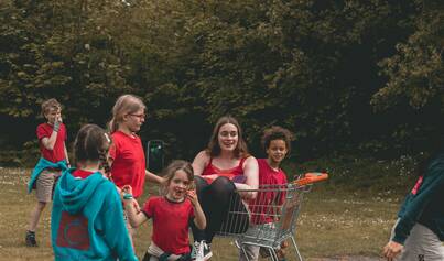 Chiroleden spelen met winkelkar