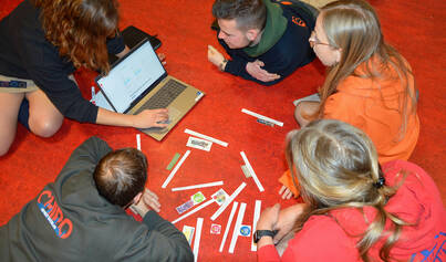 Vergadering in kring met laptop