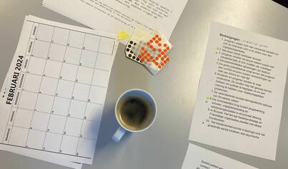 Tas koffie tussen documenten