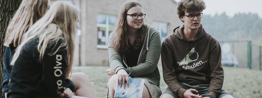 zitten op boomstronk