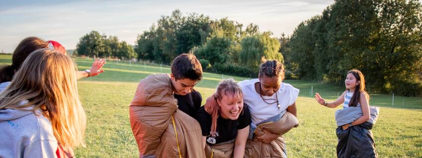 Jongeren spelen in slaapzakken