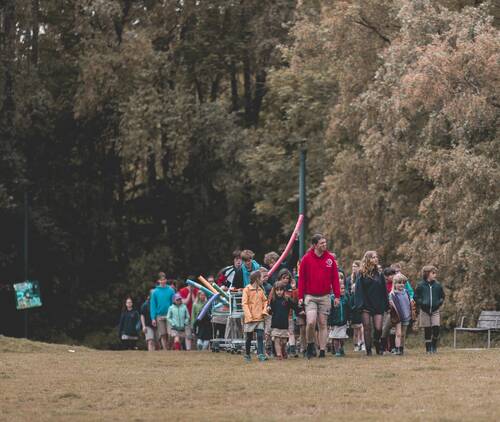 Groep komt aangewandeld